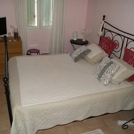 D'hotes La Boucarude Bed & Breakfast